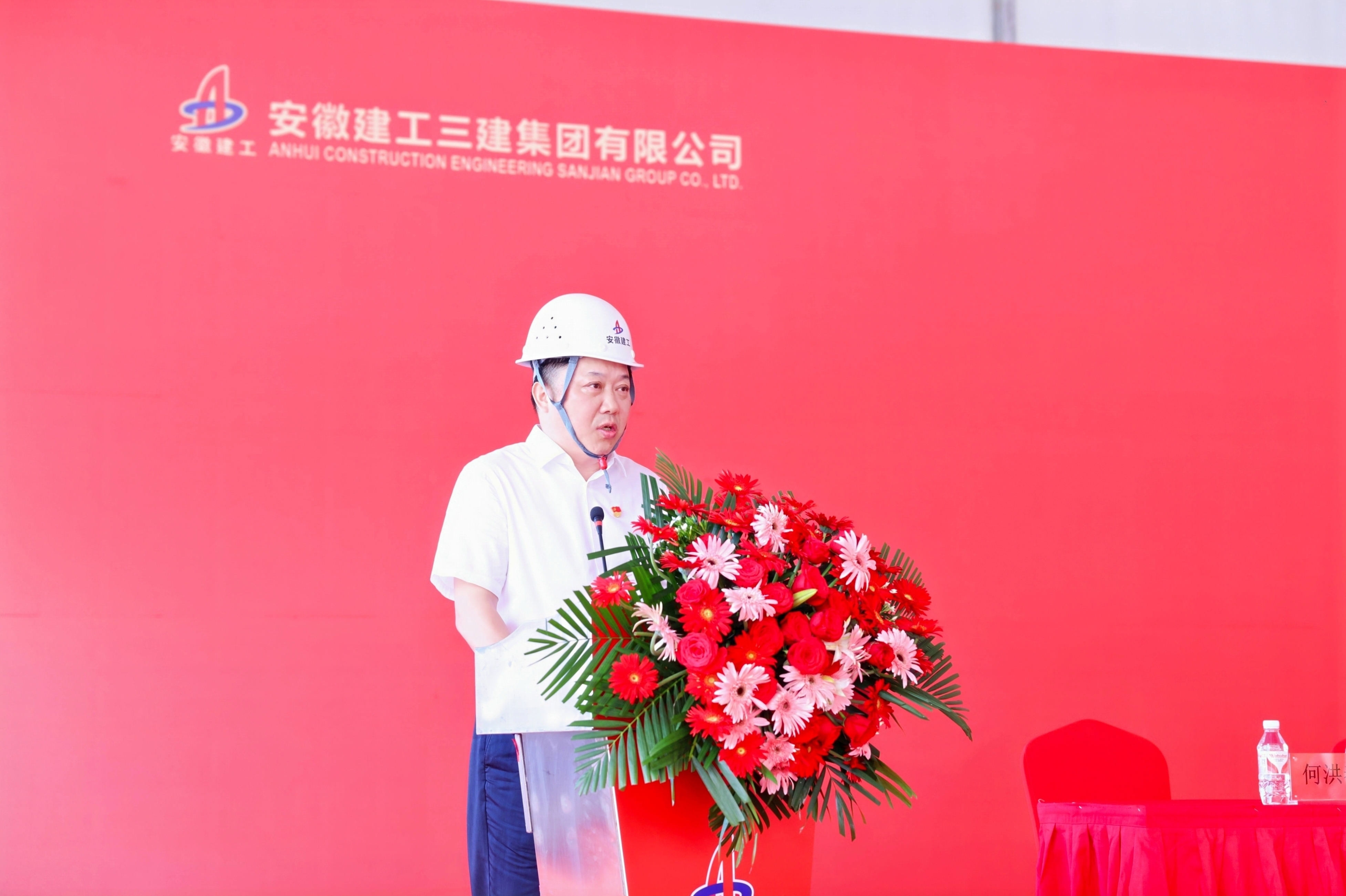 3安博电子(中国)党委书记、董事长何洪春.JPG